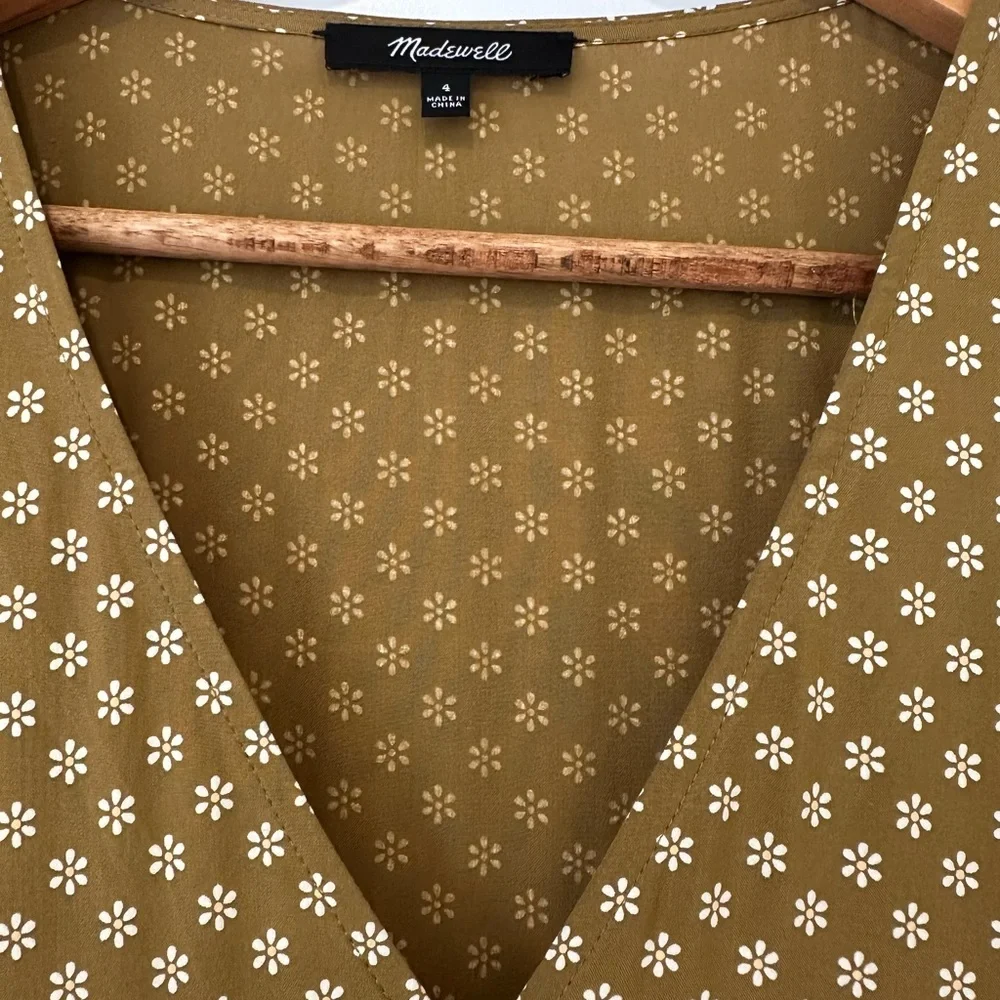 Madewell V-Neck Tiered Button-Front Midi Dress in Daisies Forever - Picture 5 of 10